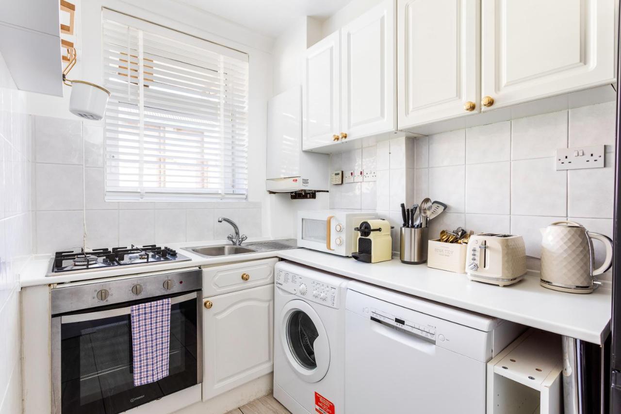 West Kensington Balcony Flat Beside Queens Club Appartement Londen