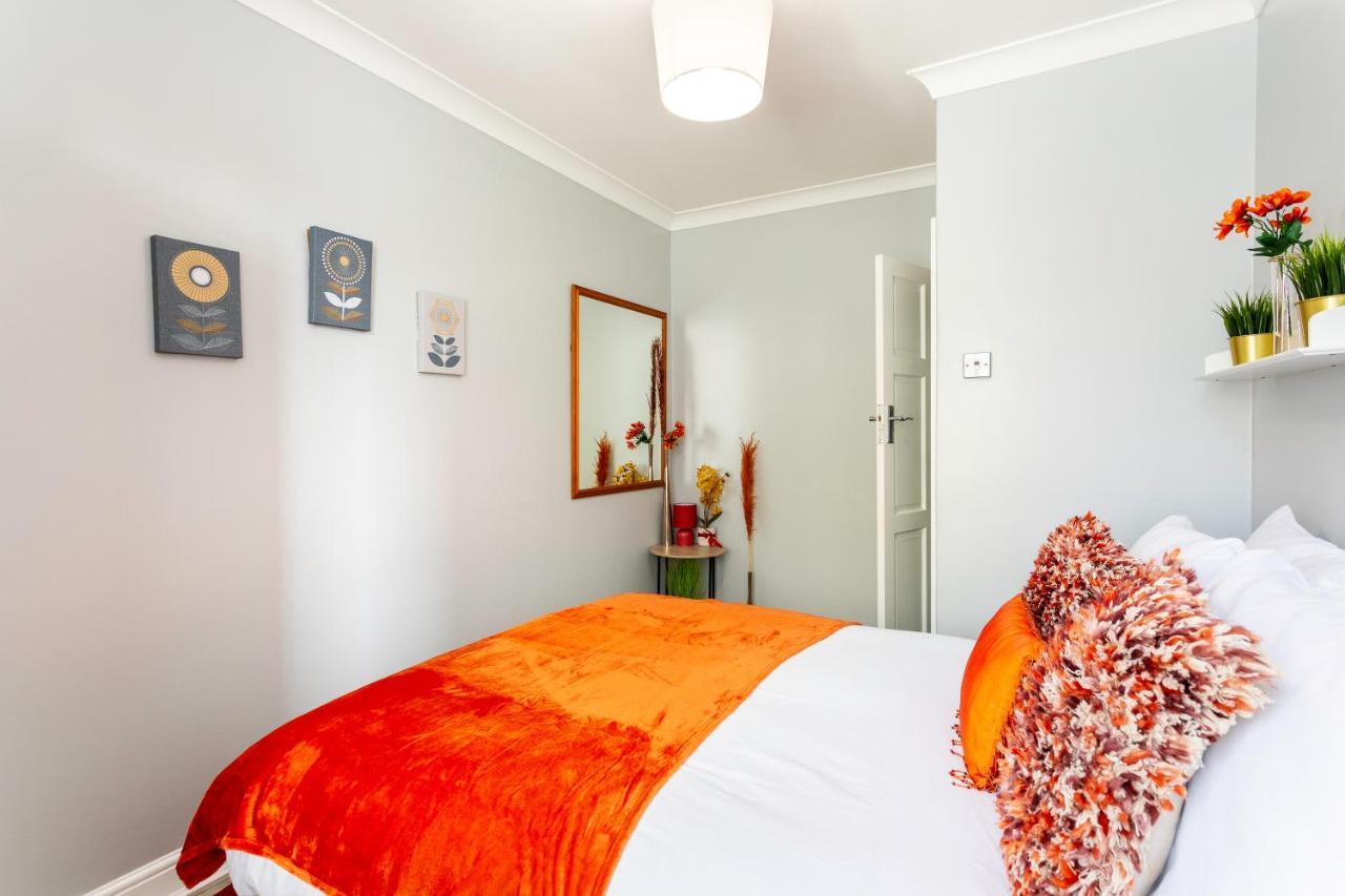 West Kensington Balcony Flat Beside Queens Club Londen